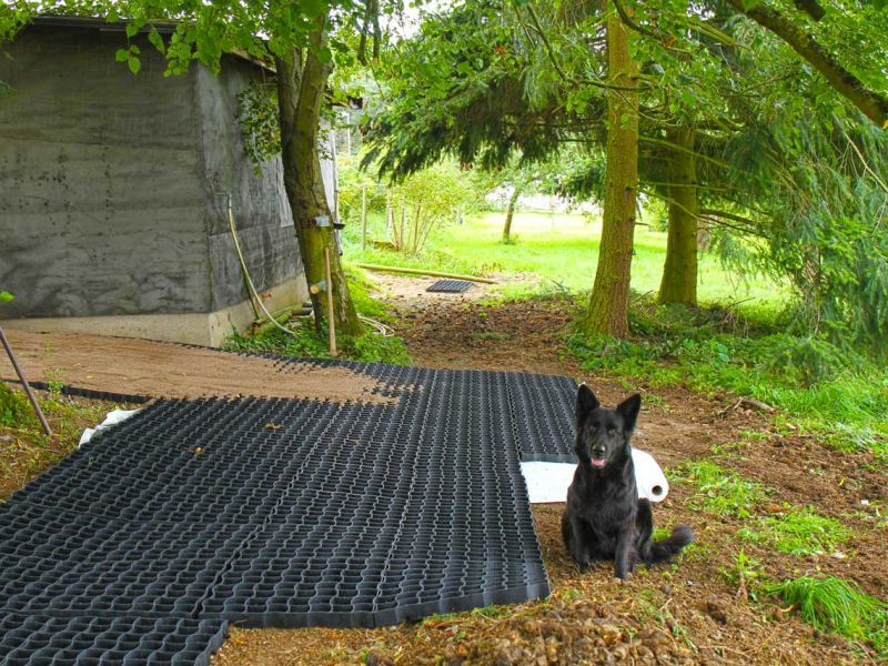 Befestigung des Bodens rund um den Futterplatz für Pferde mit dem Bodengitter BG50