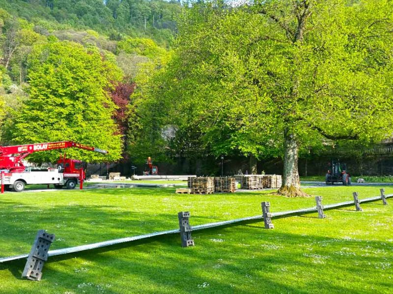 Fahrplatten zum Schutz des Rasen im Schlosspark Heidelberg für ein Event