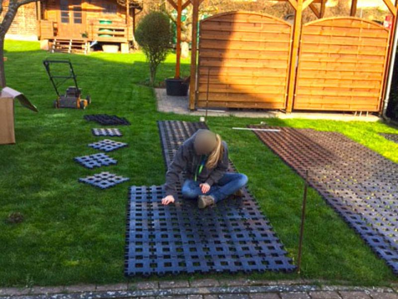 Zwei Parkplätze in 2 Stunden ohne Unterbau selbst herstellen, dank direkter Verlegung auf den bestehenden Rasen mit dem Rasengitterstein RGS35 aus Kunststoff.
