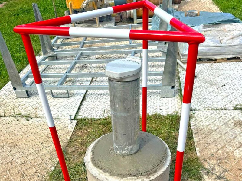 Robuste Fahrplatten zur Bodenschonung verlegt auf einer Baustelle