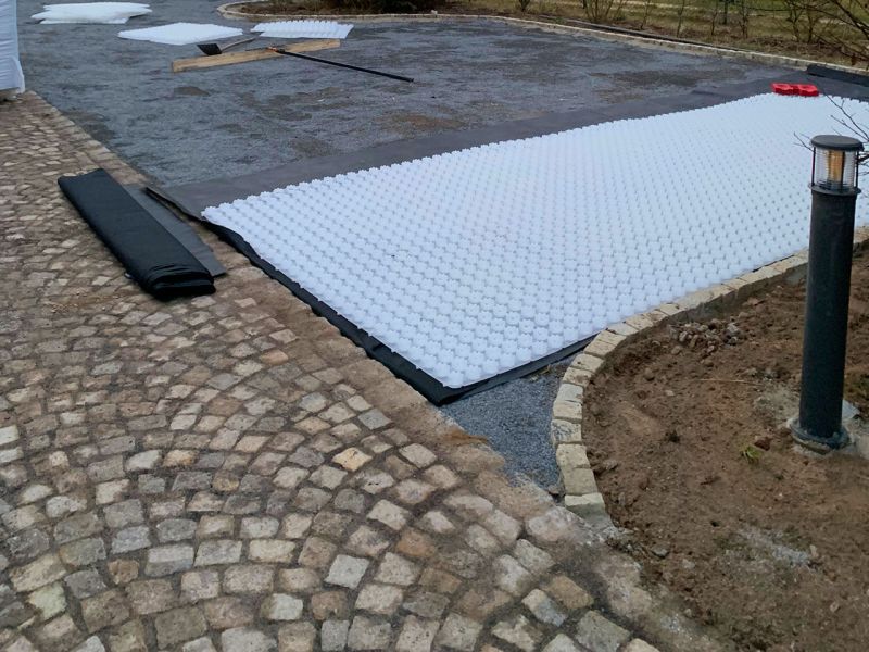 Effektvoller PKW-Abstellplatz im Vorgarten mit dem Kiesgitter KG30