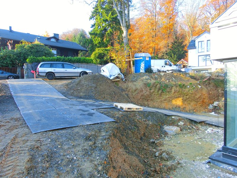 Gesamtansicht einer Baustelle mit temporärer Baustraße beim Bau eines Einfamilienhaus.
