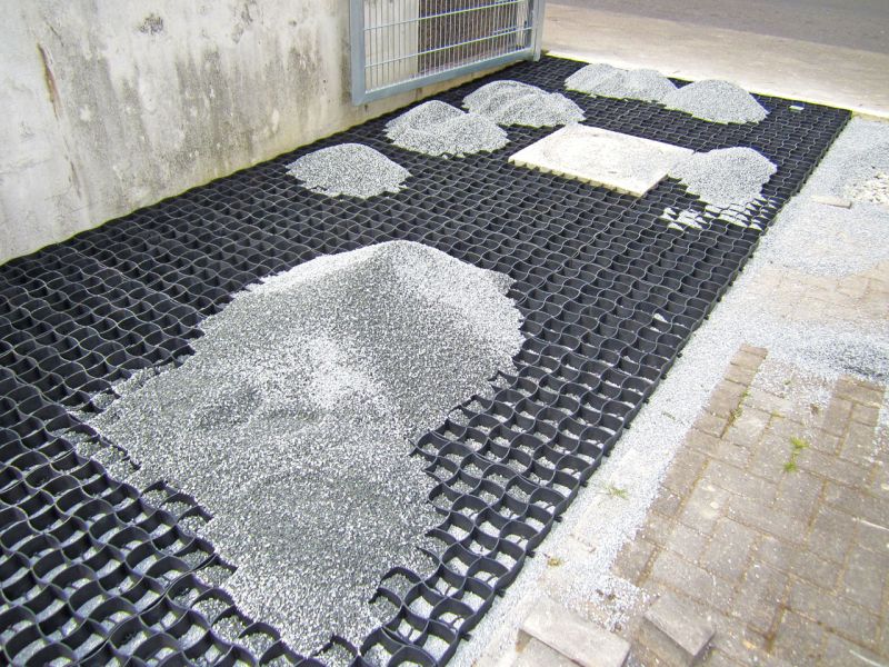 Verlegen und Verfüllen des Bodengitter BG50 für Hof und Einfahrt