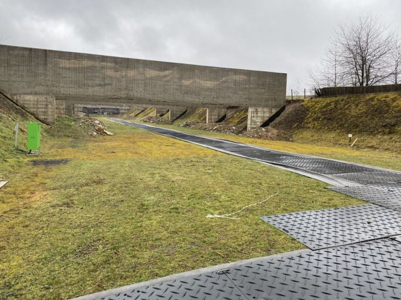 Verlegung eines Fahrweg mit der S:TEK Bodenschutzplatte zum Schutz des Rasen