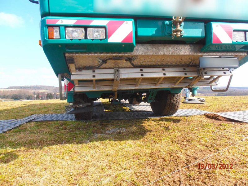 Mobile Baustraße aus Bodenschutzplatten für sicheren Kranstand auf Wiese bei Errichtung eines Mobilfunkmasts