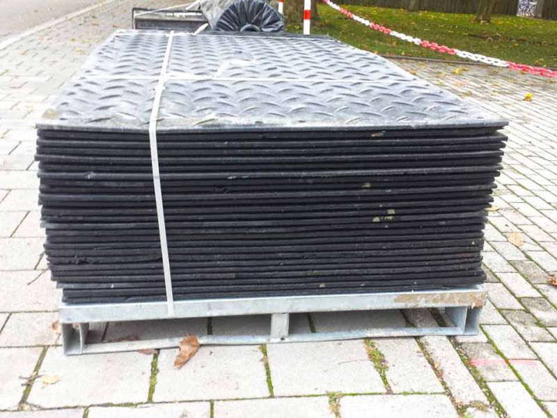 Fahrplatten als temporärer Parkplatz auf einer Rasenfläche