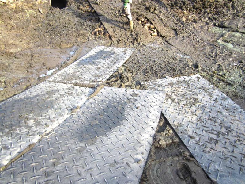 Fahrplatten als Hilfe zur Teichentschlammung