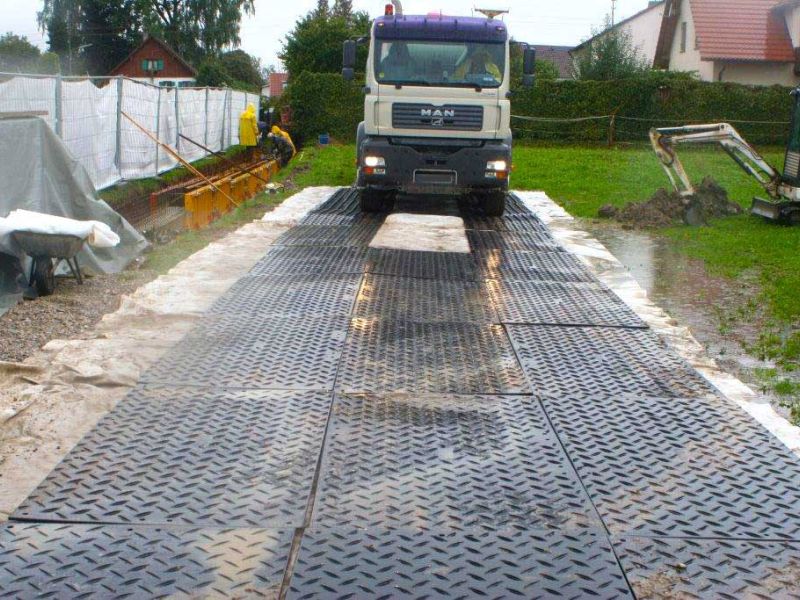 Mobile Baustraße zum Schutz eines Rasen für einen Betonmischer und Betonpumpe