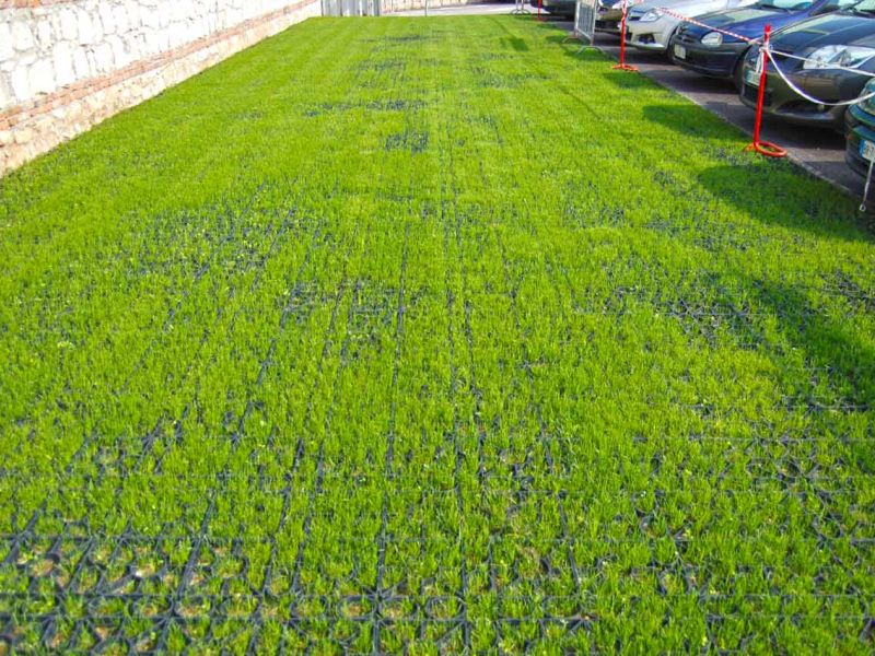 Rasengitter RG24 zur Stabilisierung eines Besucherparkplatz einer Kirche