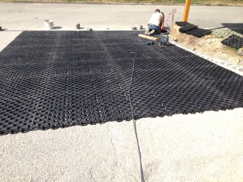 Verlegung des Ankergitter AG60 zur ökologischen und versiegelungsfreien Pflasterung einer Hofeinfahrt