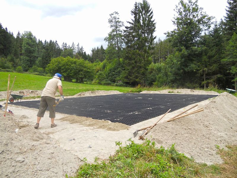 Verlegung des Bodengitter BG50 für die Herstellung eines neuen Reitplatz