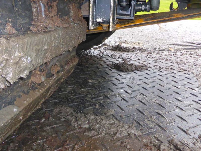 Mobile Baustraße als Bodenschutz bei Kettenfahrzeugen