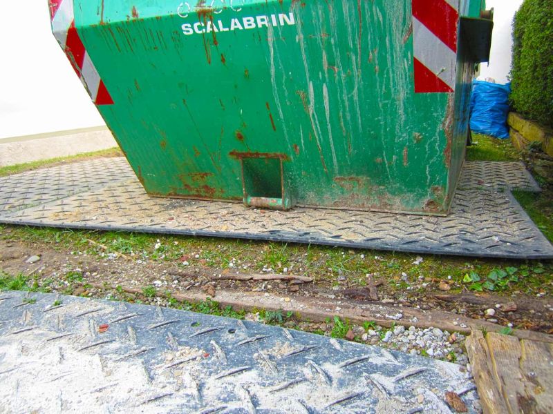 Fahrplatten als Containerstellplatz bei Gebäudesanierung