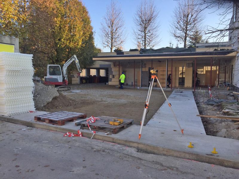 Dekorative und funktionale Umgestaltung des befahrbaren Vorplatz einer Fahrschule mit dem Kiesgitter KG30