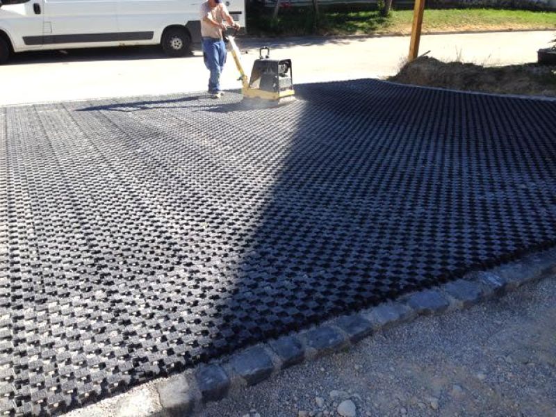 Verlegung des Ankergitter AG60 zur ökologischen und versiegelungsfreien Pflasterung einer Hofeinfahrt