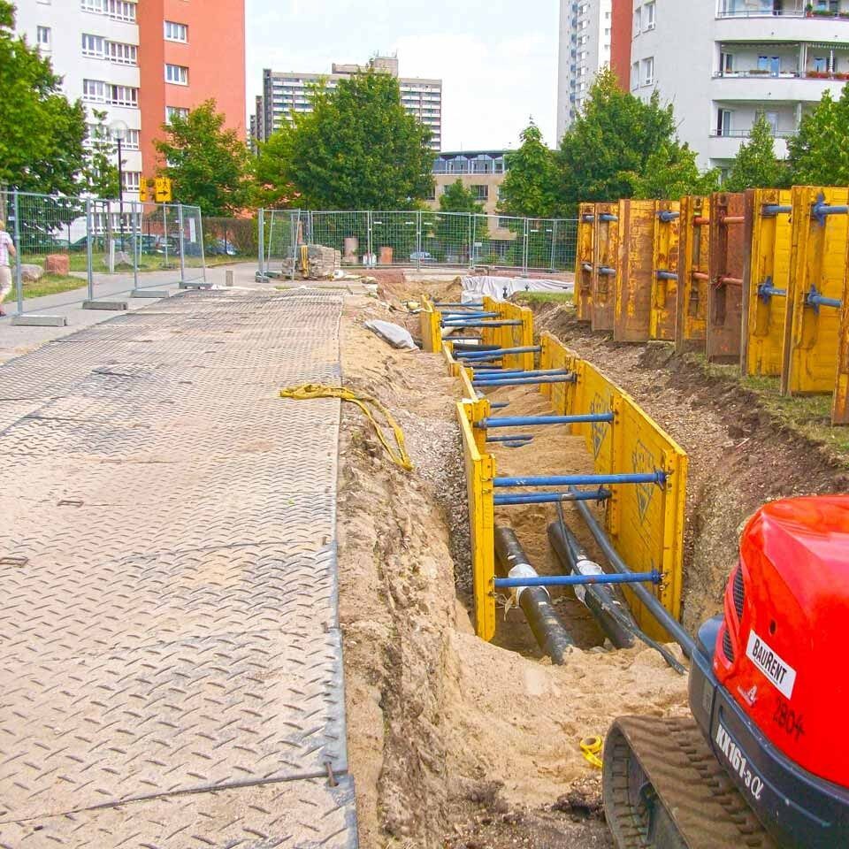 s:tek Hochleistungs-Bodenschutzplatte als Baustraße neben einem Grabenverbau einer Rohrleitung