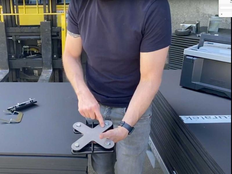 Worauf kommt bei Kauf von Fahrplatten-Sets an? Wir sagen Ihnen warum Grifflöcher keinen Sinn machen, worauf es beim Verbinden der Platten ankommt, und welche Vorteile unsere SmartStore Transportgestell bietet.