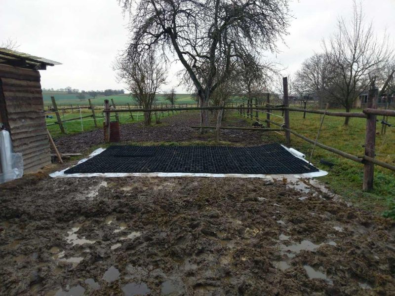 Matsch & Schlamm Ade. Das Paddock versinkt im Matsch, Pferde stehen im Schlamm. Das muss nicht sein, Bodengitter und Trennvlies von Securatek lösen das Problem!