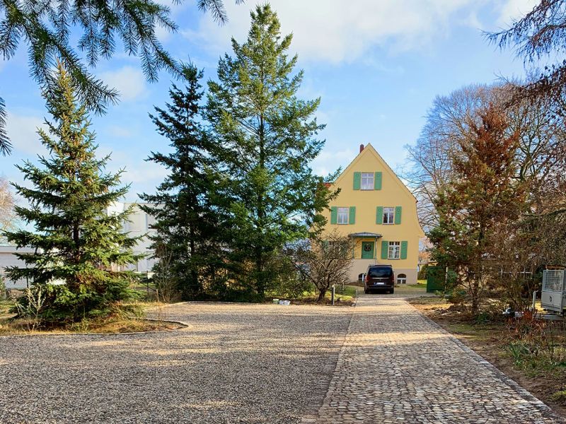 Effektvoller PKW-Abstellplatz im Vorgarten mit dem Kiesgitter KG30