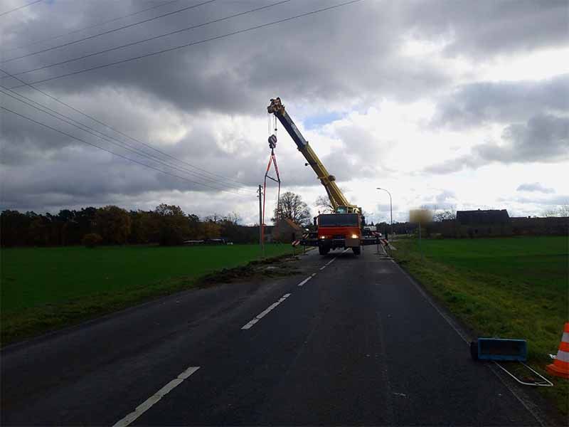 Kranplatten aus Kunststoff zum Abstützen eines Mobilkran beim bergen eines Fahrzeugs