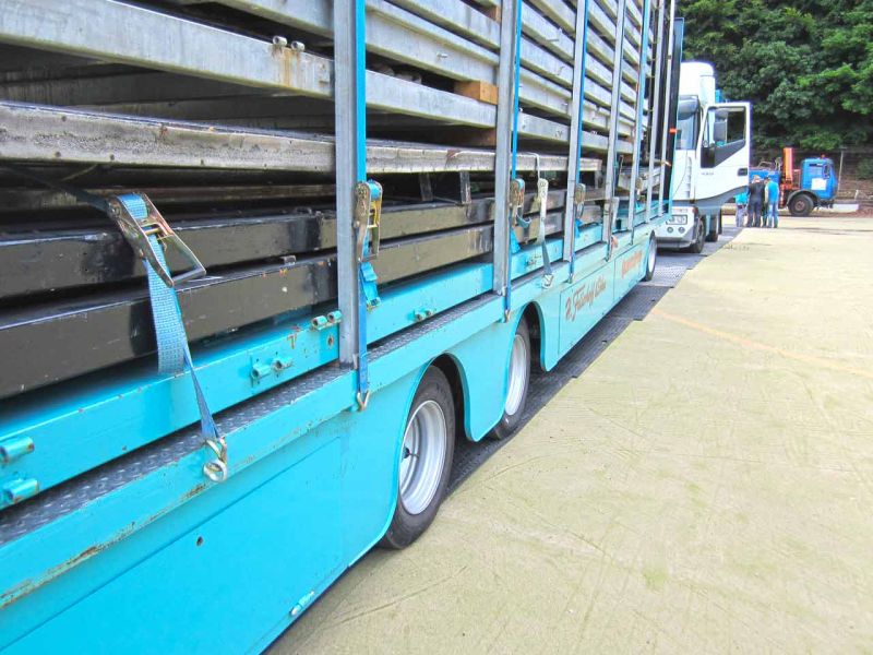 Fahrplatten zum Schutz eines Kunstrasen-Fussballplatz