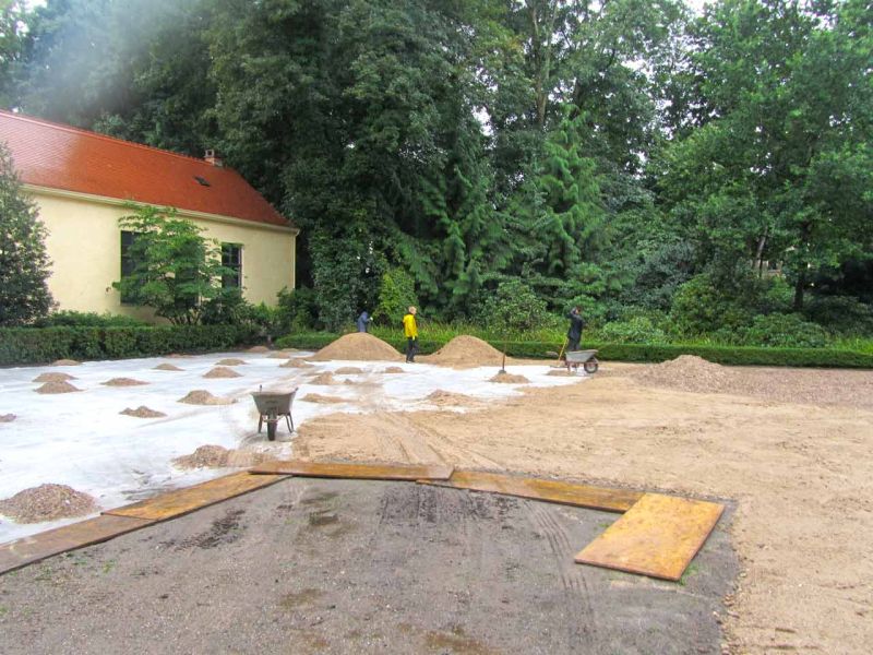 Rasennetz zur Rasenverstärkung eines Rasenparkplatz aus Rollrasen