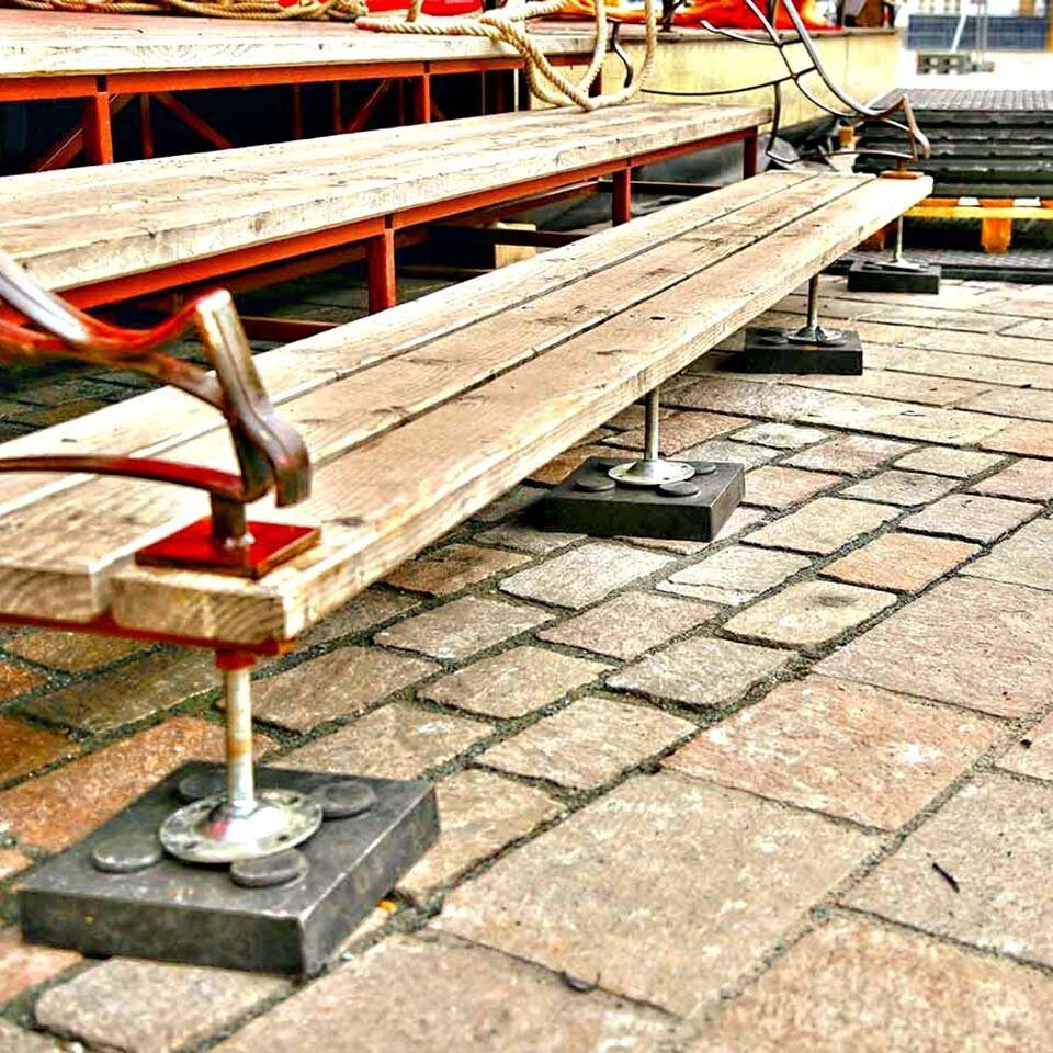 Stapelbarer Unterlegbaustein als Lastverteilplatte aus Kunststoff zur Unterpallung, Isolierung, Niveauausgleich von Containern und fliegenden Bauten