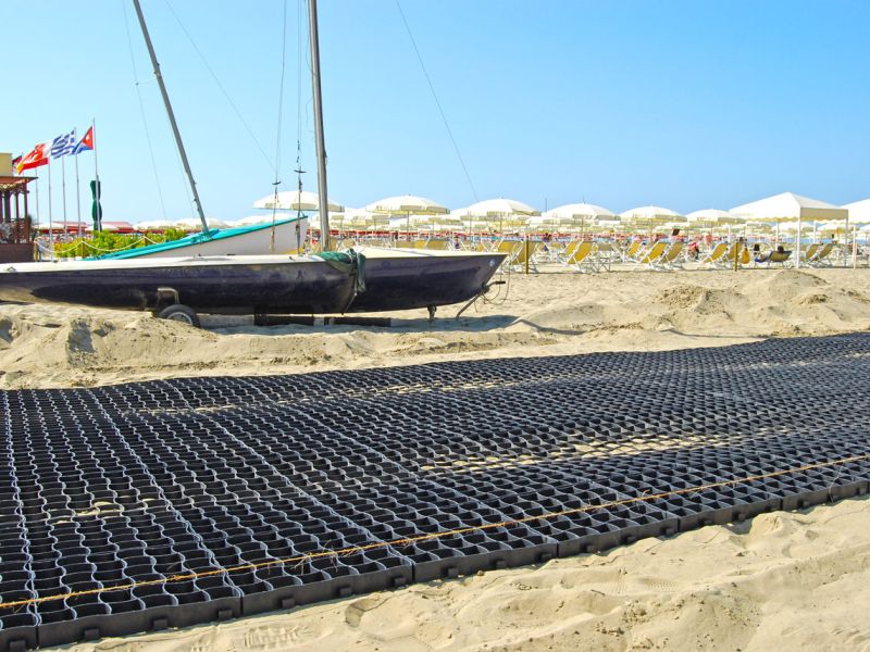 Bodengitter BG50 zur Herstellung eines befestigten Weg für Fahrzeuge und Anhänger auf Sand