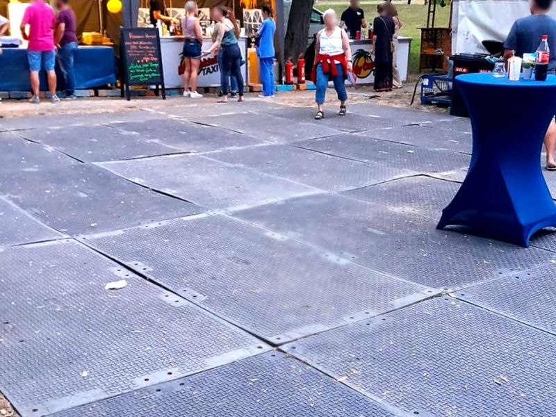 Bodenschutzplatten von Securatek als Abdecksystem bzw. Eventboden für eine Veranstaltung