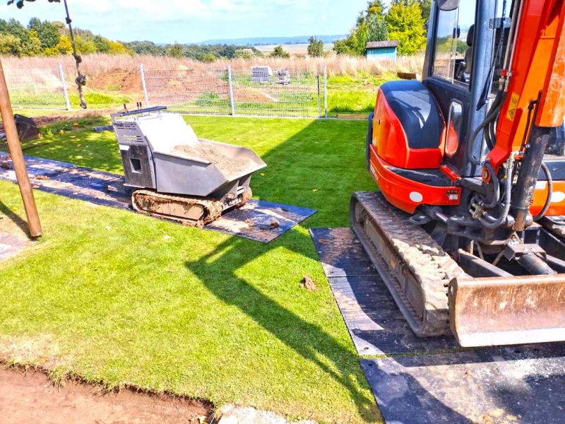 Das typische Galabau Duell, Bagger gegen Rasen, wer gewinnt? Fahrplatten von Securatek!