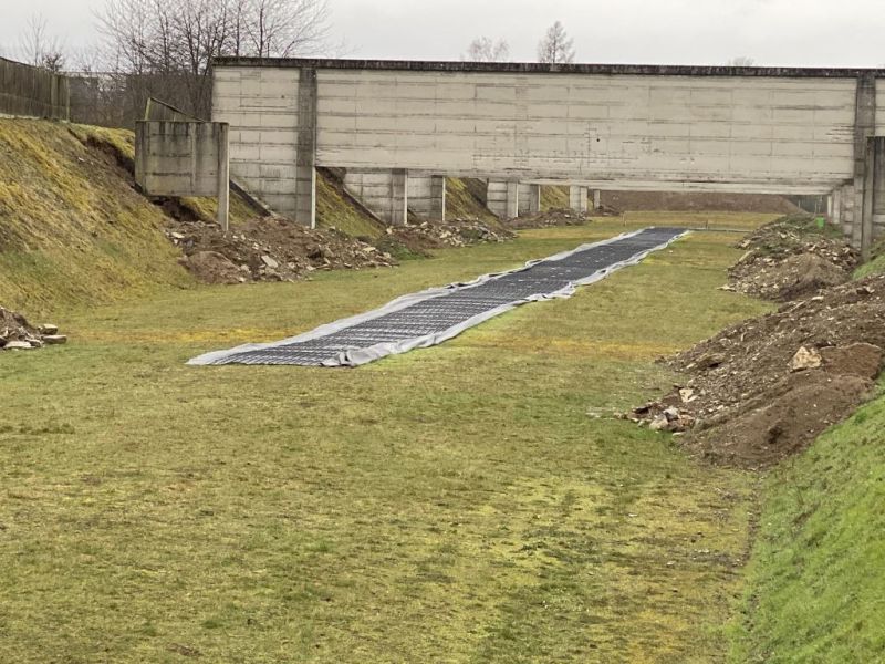 Verlegung eines Fahrweg mit der S:TEK Bodenschutzplatte zum Schutz des Rasen
