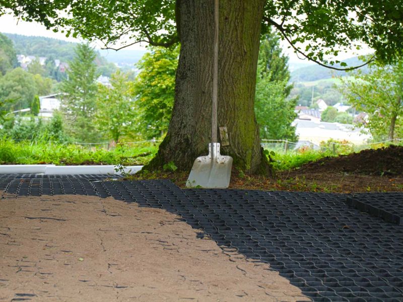 Befestigung des Bodens rund um den Futterplatz für Pferde mit dem Bodengitter BG50