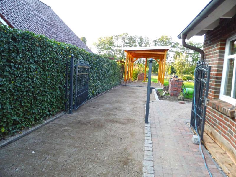 Bodenbefestigung einer begrünten Carport-Zufahrt mit dem Bodengitter BG50