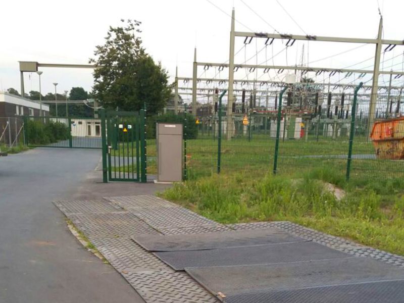 s:tek Bodenschutzplatten, MaxiTrack Schwerlast Fahrplatte und x:tek Fahrplatten aus Kunststoff für Begleitfahrzeuge im Schwertransport