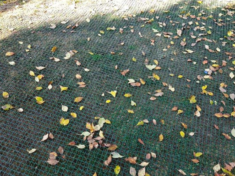 Rasennetz als Traktionshilfe für Mähroboter und Robomower in schwierigem Gelände mit Gefälle, Steigung und Neigung