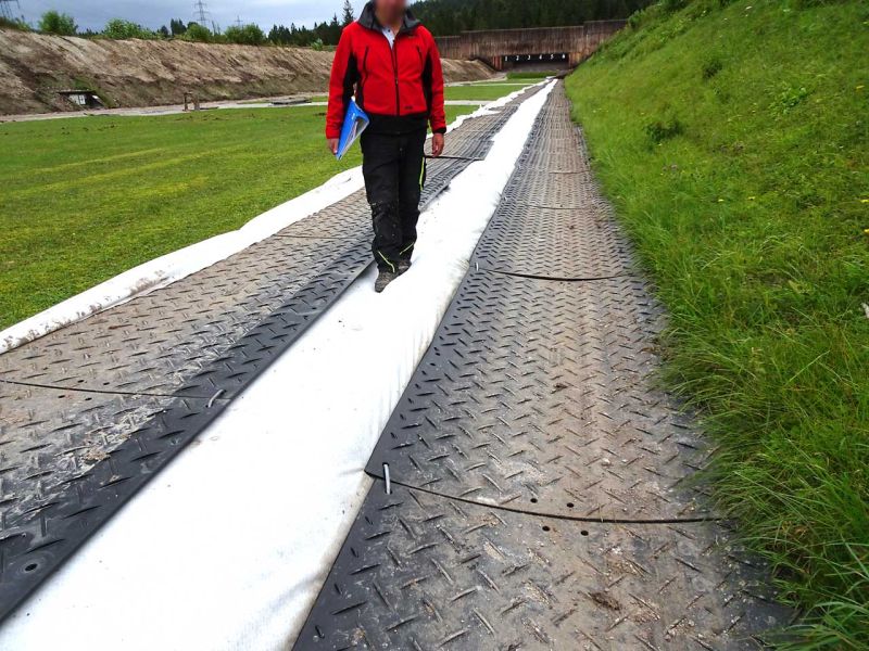 Mobile Baustrasse als temporäre Zuwegung zur Sanierung der Freianlagen im Park zum Schloss Linderhof