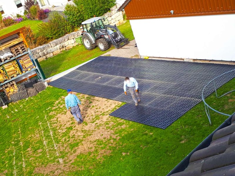 Gartenboden befestigen und befahrbar machen mit dem Rasengitterstein RGS35
