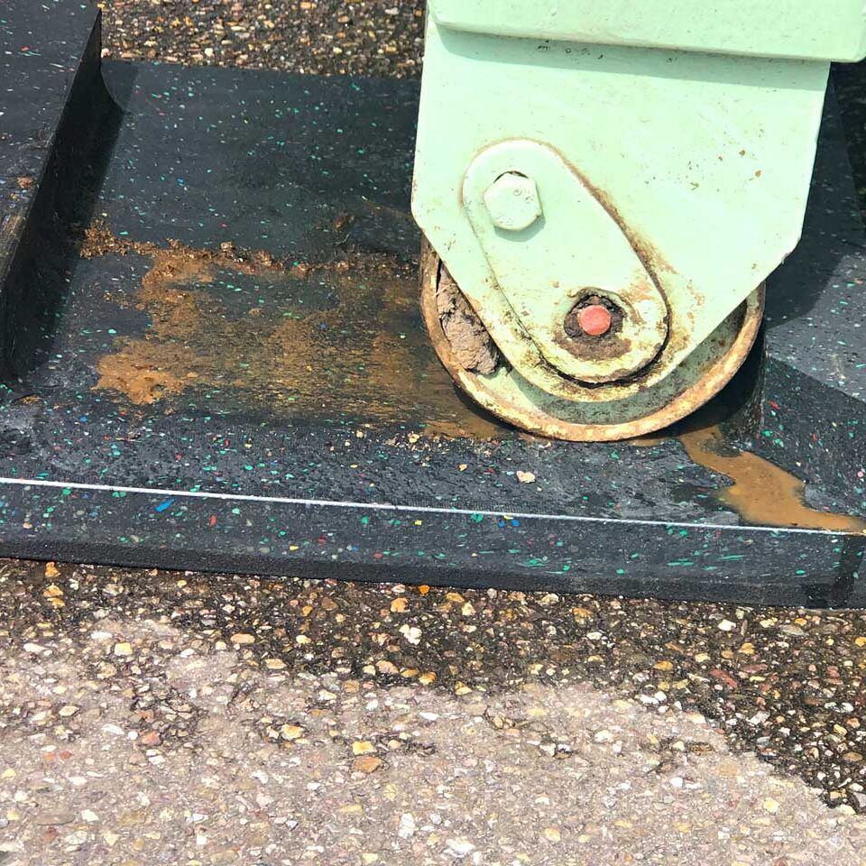 Bodenschutzplatte für Abrollcontainer aus Kunststoff. Zuverlässiger Schutz vor Kratzern, Spuren & Beschädigungen
