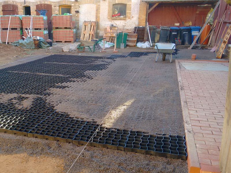Bodenstabilisierung und Bodenbefestigung eines Hof mit dem Bodengitter BG50