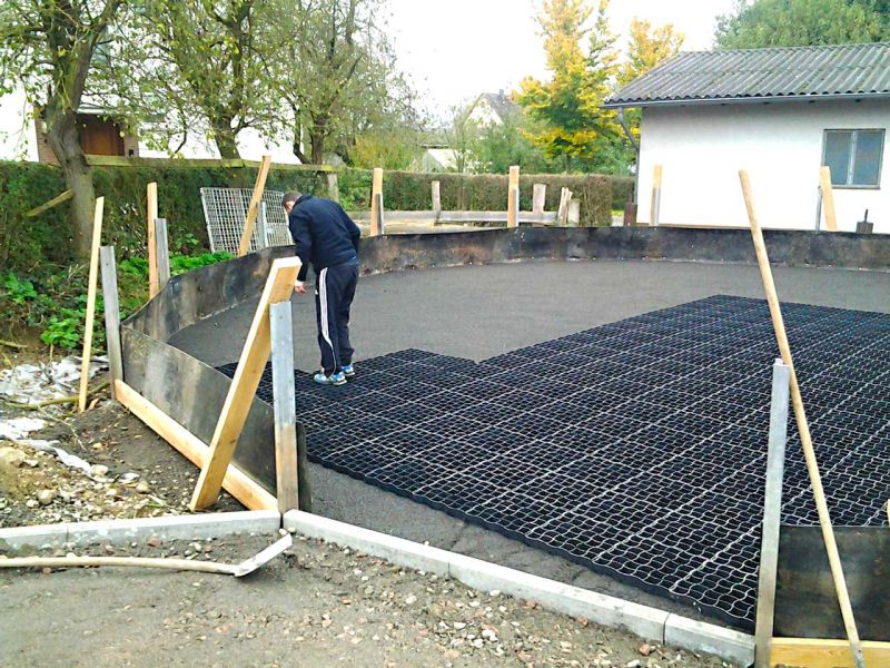 Bodengitter BG50 zur trittfesten Bodenbefestigung eines Roundpen / Führanlage