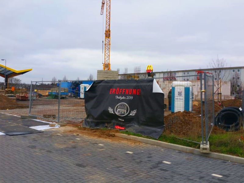 Die stek48 als Baustellenzufahrt auf einem Parkplatz in der N he von Limburg 03 referenz