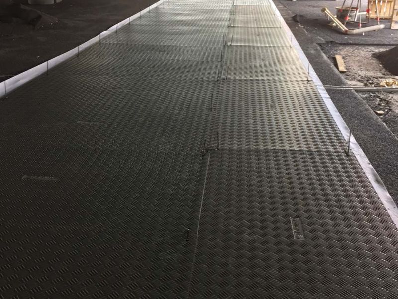 e:tek Fahrplatten aus Kunststoff zum Schutz des Boden und Parkhausboden eines im Neubau befindlichen Einkaufscenter (Shoppingmall / Arkade) in Bielefeld.