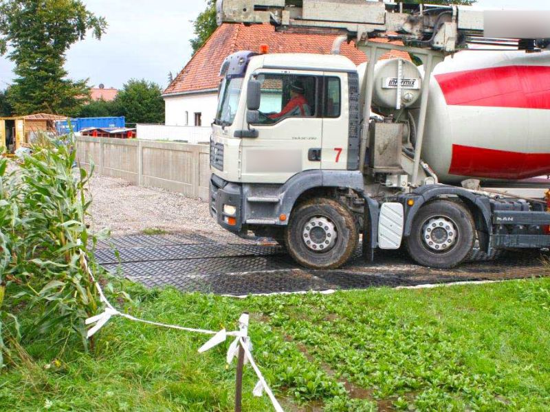 Mobile Baustraße zum Schutz eines Rasen für einen Betonmischer und Betonpumpe