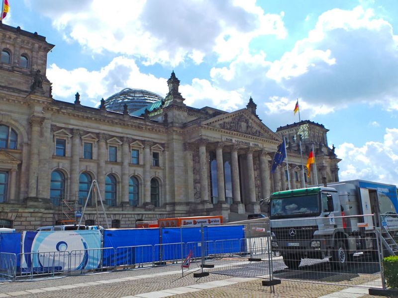 Mobile Baustraße vor dem Bundestag in Berlin