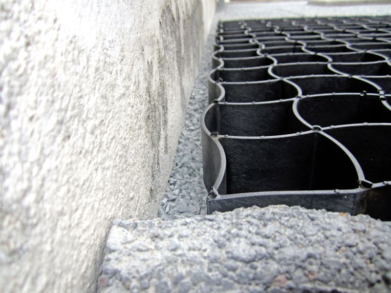 Verlegen und Verfüllen des Bodengitter BG50 für Hof und Einfahrt