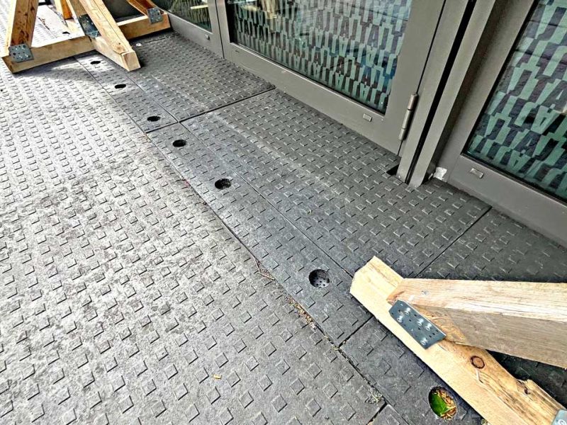 Nahaufnahme von verlegten Bodenmatten, die zeigt, wie die Platten passend gemacht wurden.