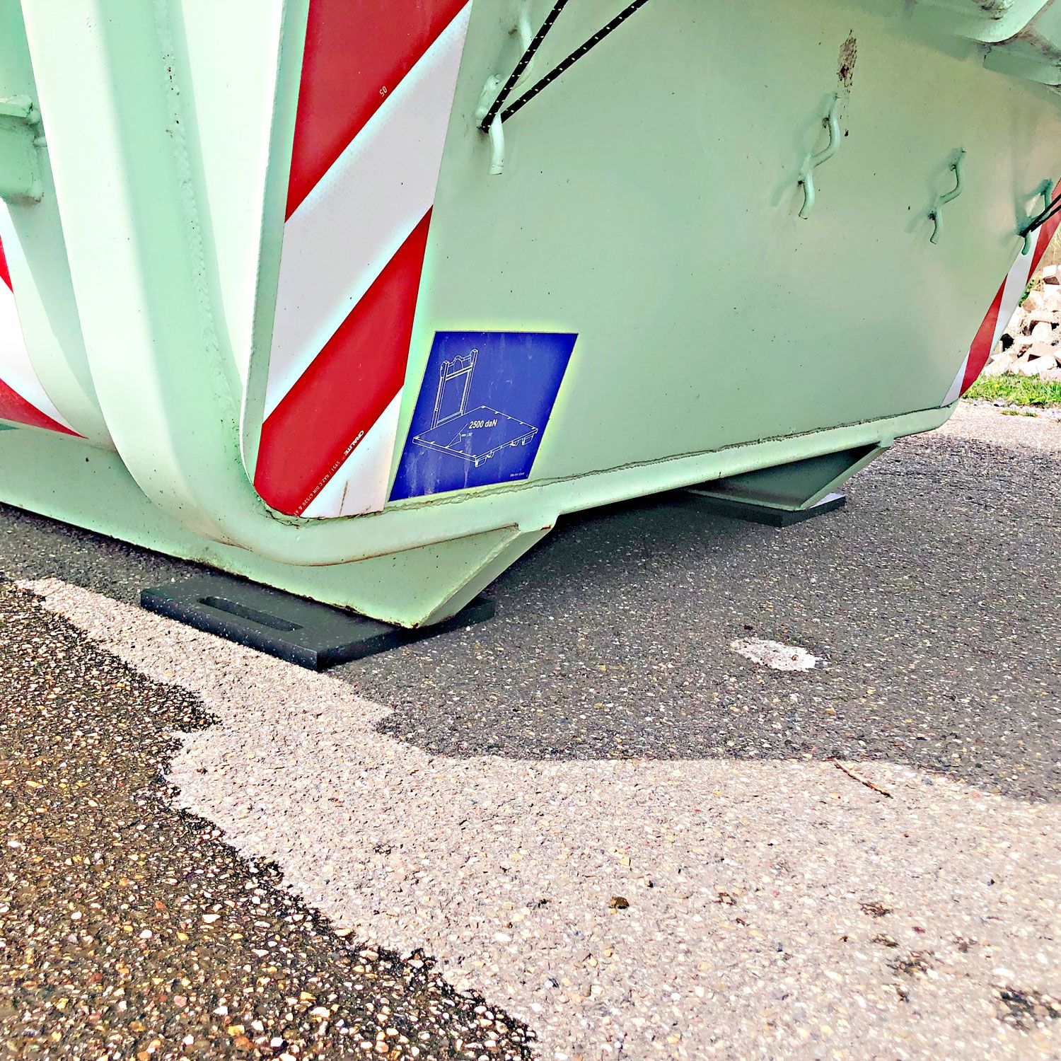 bodenschutzplatte fuer abrollcontainer aus kunststoff 009