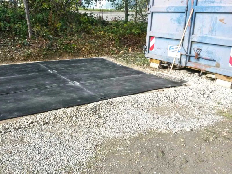 v:tek Fahrplatten aus Kunststoff als Lastverteilplatten und Bodenschutz für Abrollcontainer