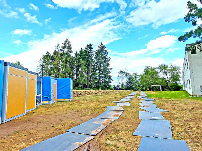 Bodenschutzplatten als Zufahrtsweg für einen Mobilkran zum stellen eines Containerdorf