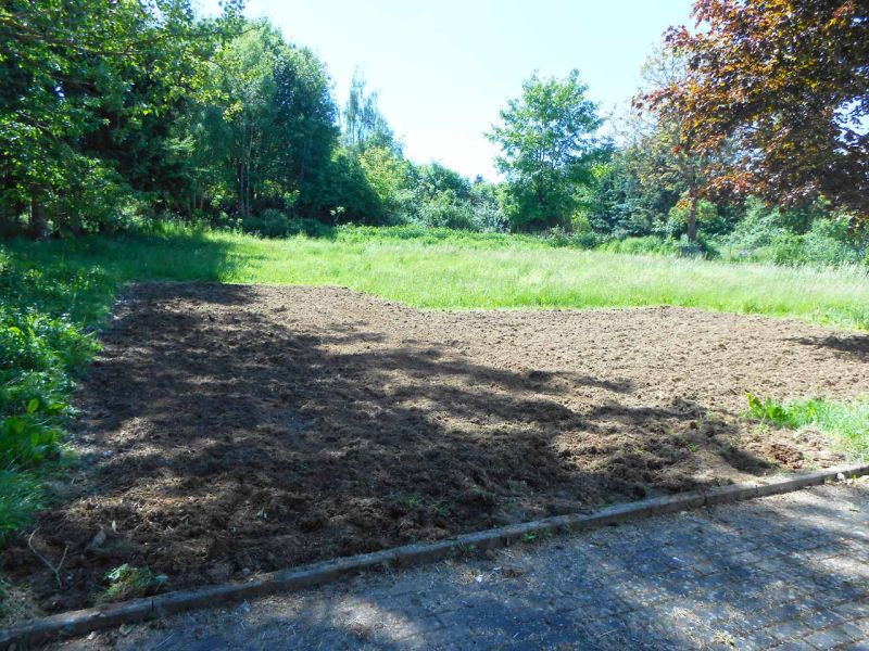 Befestigung einer Rasenfläche als Stellplatz für PKW-Anhänger mit dem Rasengitterstein RGS35